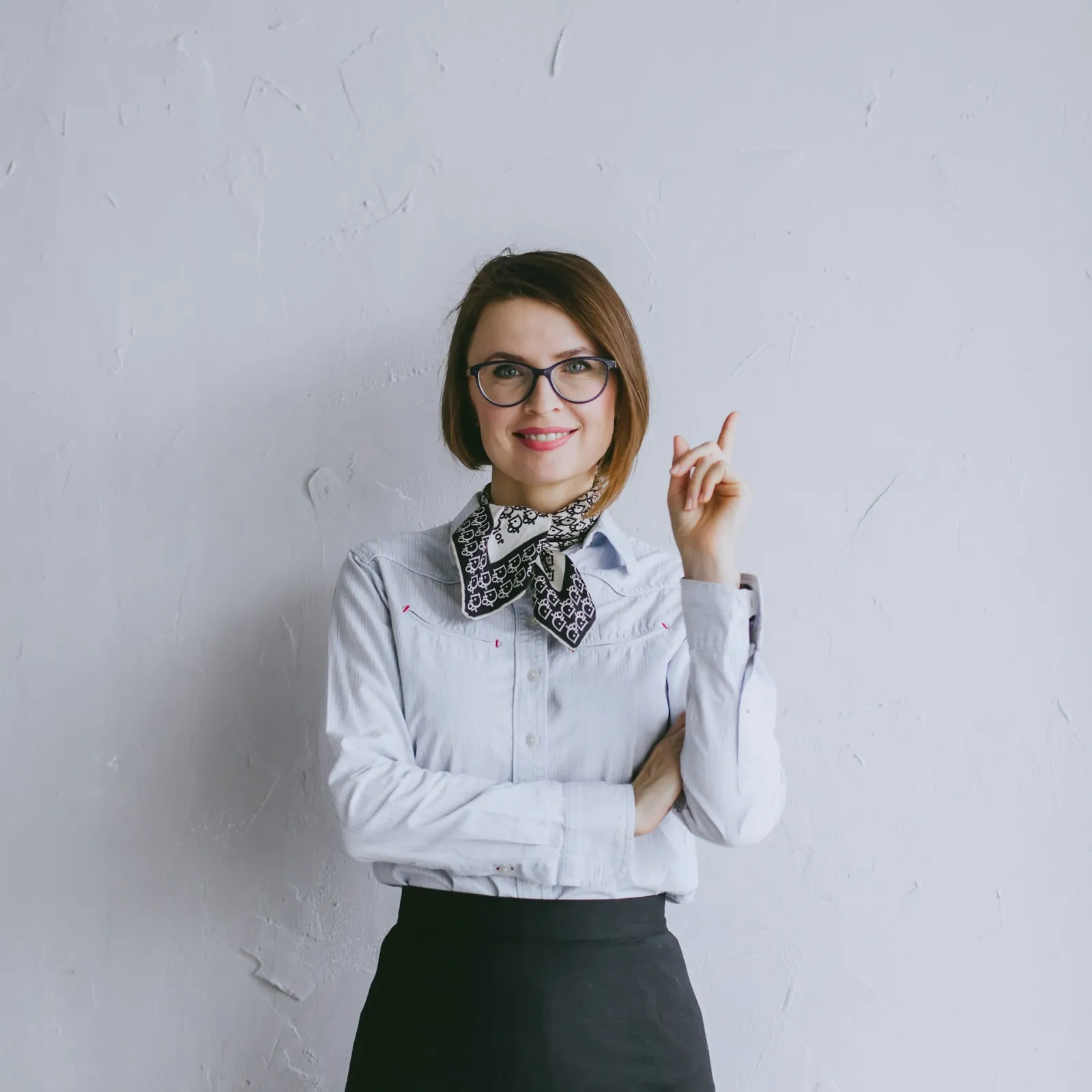 Portrait d’une professionnelle souriante en chemise claire